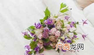 鲜花配什么绿植好看，鲜花怎样搭配好看