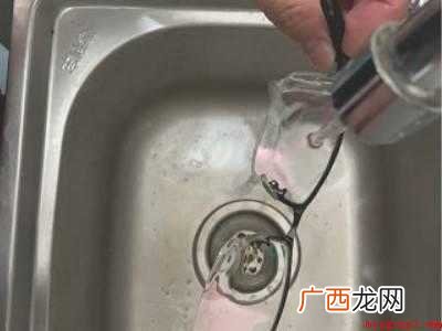 眼镜边框有绿色的东西怎么清除