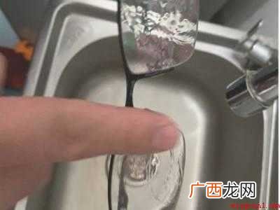 眼镜边框有绿色的东西怎么清除