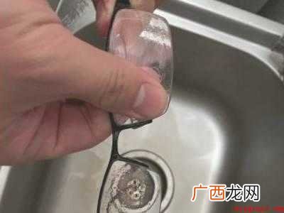 眼镜边框有绿色的东西怎么清除