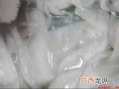 怎么洗掉衣服上的油渍的具体操作步骤 怎么洗掉衣服上的油渍