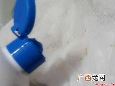 怎么洗掉衣服上的油渍的具体操作步骤 怎么洗掉衣服上的油渍