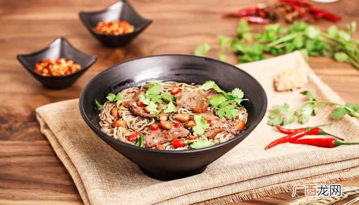香菜好吃的做法有:香菜拌皮蛋、香菜炒牛肉 香菜怎么做好吃