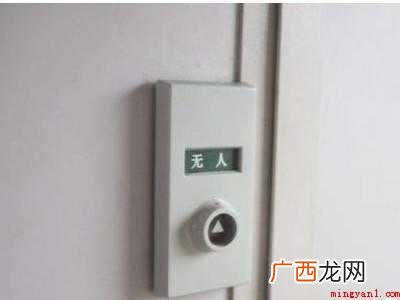 火车上上厕所需要走稳扶好,注意文明排队,共有4个步骤
