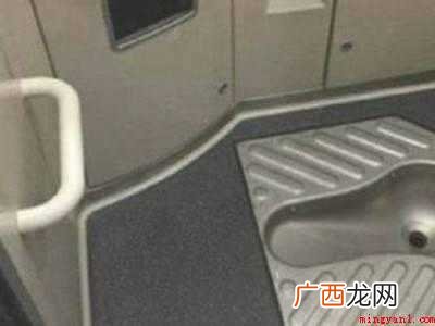 火车上上厕所需要走稳扶好,注意文明排队,共有4个步骤