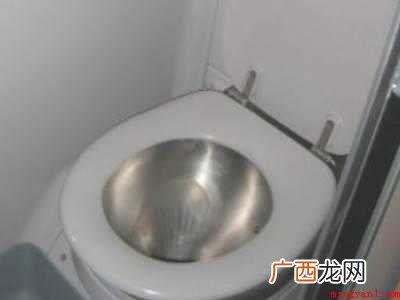 火车上上厕所需要走稳扶好,注意文明排队,共有4个步骤