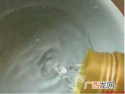 白衬衣上的黄色污渍怎么去除