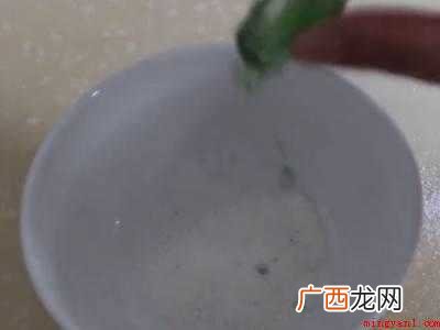 垃圾桶旁边的小虫子怎么消除