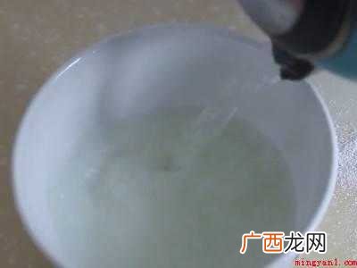 垃圾桶旁边的小虫子怎么消除