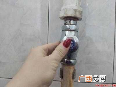 厕所怎么冲水的具体操作步骤 厕所怎么冲水