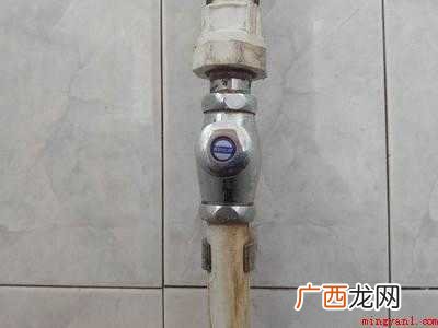 厕所怎么冲水的具体操作步骤 厕所怎么冲水