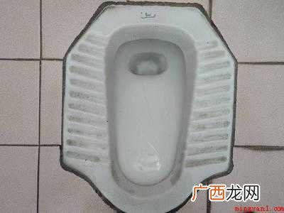 厕所怎么冲水的具体操作步骤 厕所怎么冲水