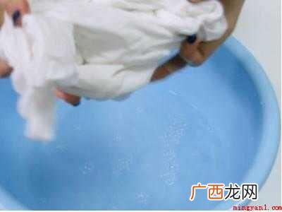 白衣服上有霉点怎么去除