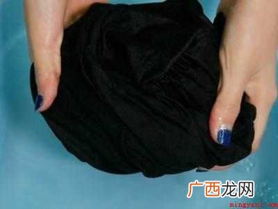 黑色衣服上有白色的痕迹怎么处理