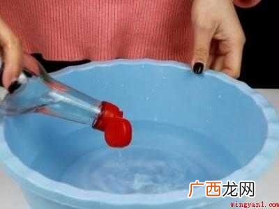 黑色衣服上有白色的痕迹怎么处理