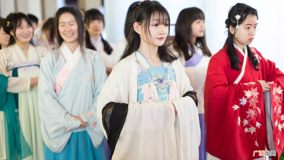 东北一中学让学生把汉服当校服 哪个学校的校服是汉服