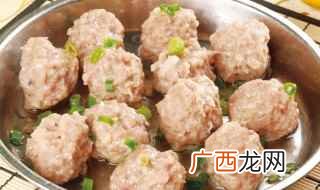 香菇、猪肉、莲藕、黄瓜、鸡蛋、淀粉、鸡精、葱、姜、生抽 蒸香菇肉丸的做法
