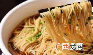 上海阳春面的质感相对于其他面条要稍微硬一些 上海阳春面的做法