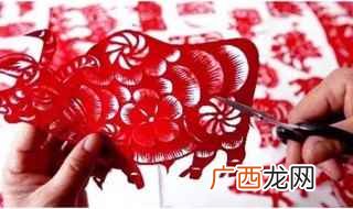 正方形彩纸、剪刀和一支笔 适合幼儿简单的窗花