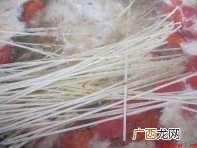煮面先放鸡蛋还是先放面的具体操作步骤 煮面先放鸡蛋还是先放面