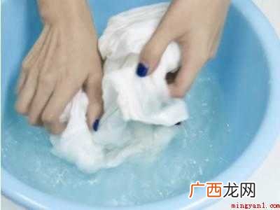 黑色记号笔弄到衣服上怎么洗
