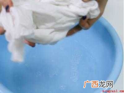 白衣服长黑霉斑怎么洗的具体操作步骤 白衣服长黑霉斑怎么洗