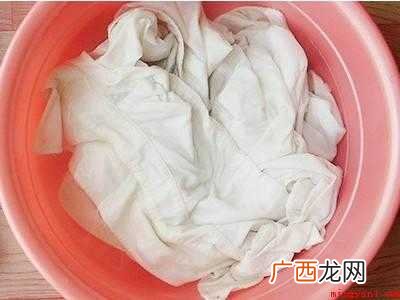 白衣服长黑霉斑怎么洗的具体操作步骤 白衣服长黑霉斑怎么洗