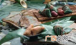 腊肉230g、粽叶20片、生抽2汤匙、老抽5汤匙 四川腊肉粽子的做法