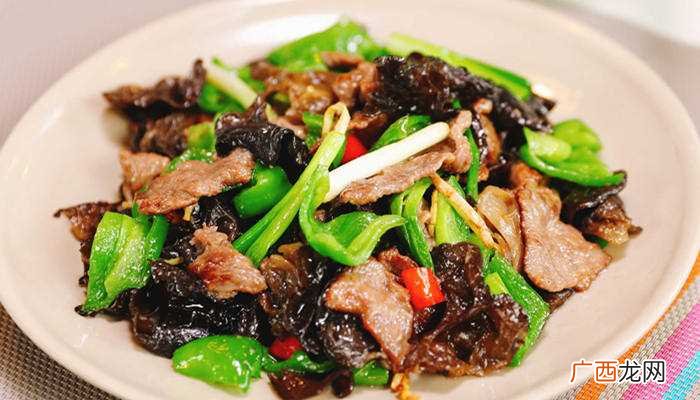 牛肉和芹菜、洋葱、香菜、土豆、胡萝卜等食材一起炒比较好吃 牛肉和什么一起炒好吃