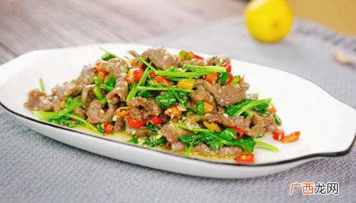 牛肉和芹菜、洋葱、香菜、土豆、胡萝卜等食材一起炒比较好吃 牛肉和什么一起炒好吃