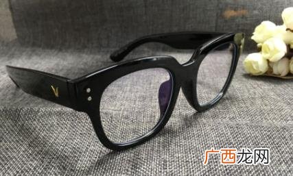 戴平光眼镜是否影响视力 平光眼镜影响视力吗