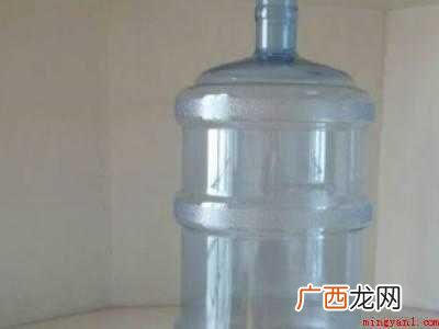 纯净水桶里面的绿色东西怎么清理