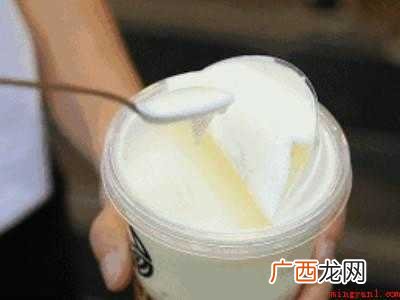 冰淇淋红茶怎幺喝的具体操作步骤 冰淇淋红茶怎么喝