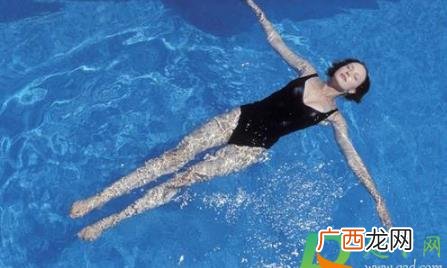 不会游泳在水里怎么浮起来 不会游泳掉水里能活吗