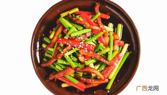 蒜苔可以和肉、腊肠、腊肉、鸡蛋、鱿鱼须、杏鲍菇、牛肉、培根、 蒜苔和什么一起炒好吃