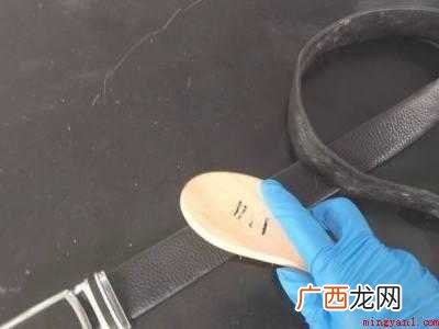 皮带发霉了怎么处理的具体操作步骤 皮带发霉了怎么处理