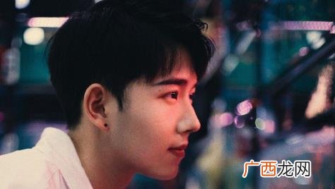 男生摩根烫炸毛怎么办用发泥打理
