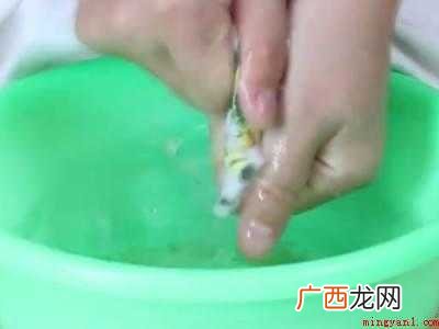 白色体恤衫上的污渍怎么处理