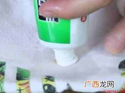 白色体恤衫上的污渍怎么处理