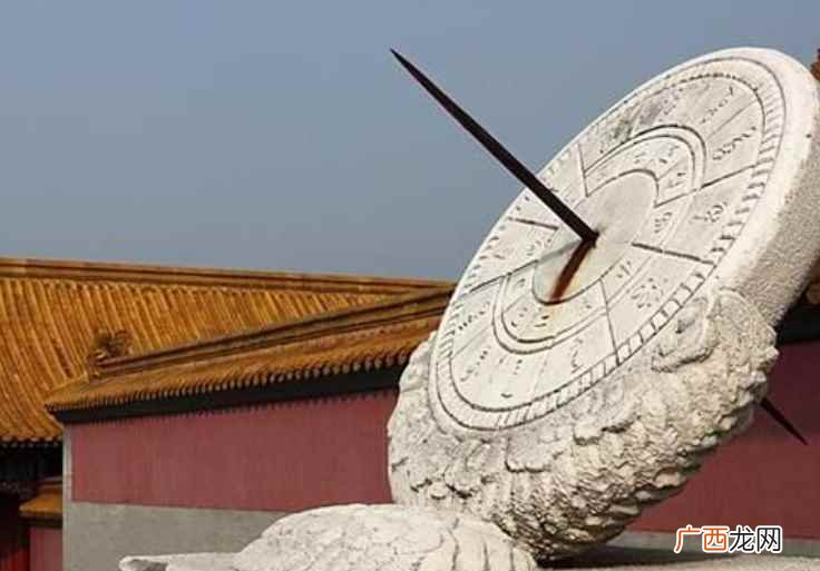 十二时辰是古人根据一日间太阳出没的自然规律、天色的变化以及自 午时五刻是几点