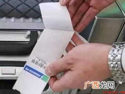 自助托运行李条怎么粘的具体操作步骤 自助托运行李条怎么粘