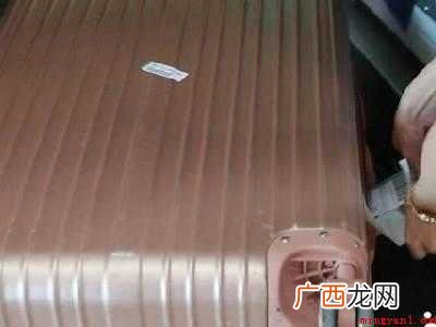 自助托运行李条怎么粘的具体操作步骤 自助托运行李条怎么粘