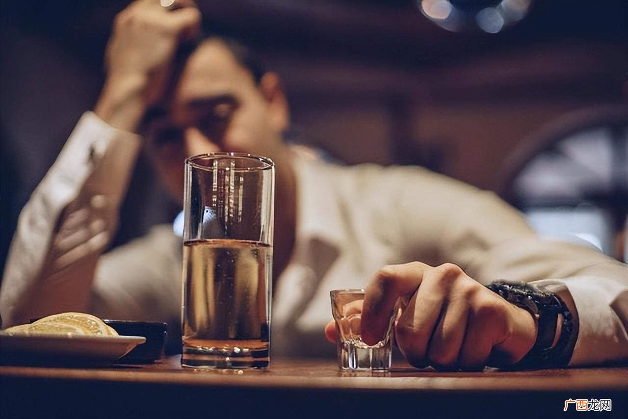 喝白酒与啤酒哪个对身体伤害小 白酒和啤酒哪个更伤身