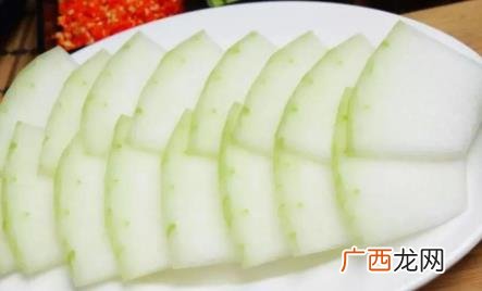 冬瓜对于去水肿型的眼袋还是有一定的效果的 冬瓜贴眼袋有什么好处
