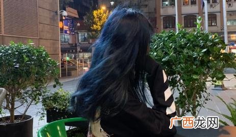蓝黑色掉成什么色取决于您 蓝黑色是越掉越好看吗