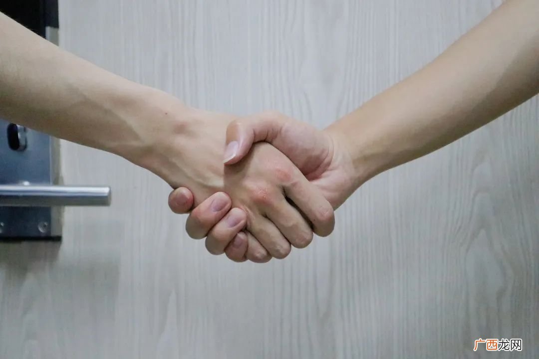 握手的礼仪常识和讲究 握手是左手还是右手