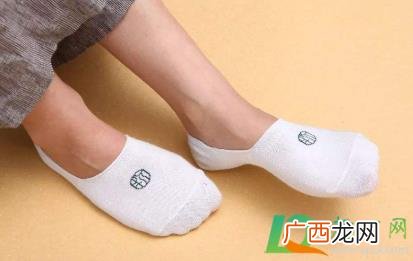 袜子滑到脚底的小妙招 袜子滑到脚底怎么解决