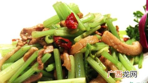 芹菜炒几分钟口感最好 芹菜炒肉芹菜要先焯水吗