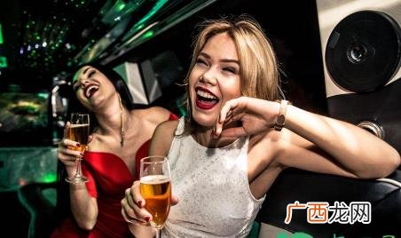 女生主动喝酒说明什么 女生喝酒后会主动是真的吗