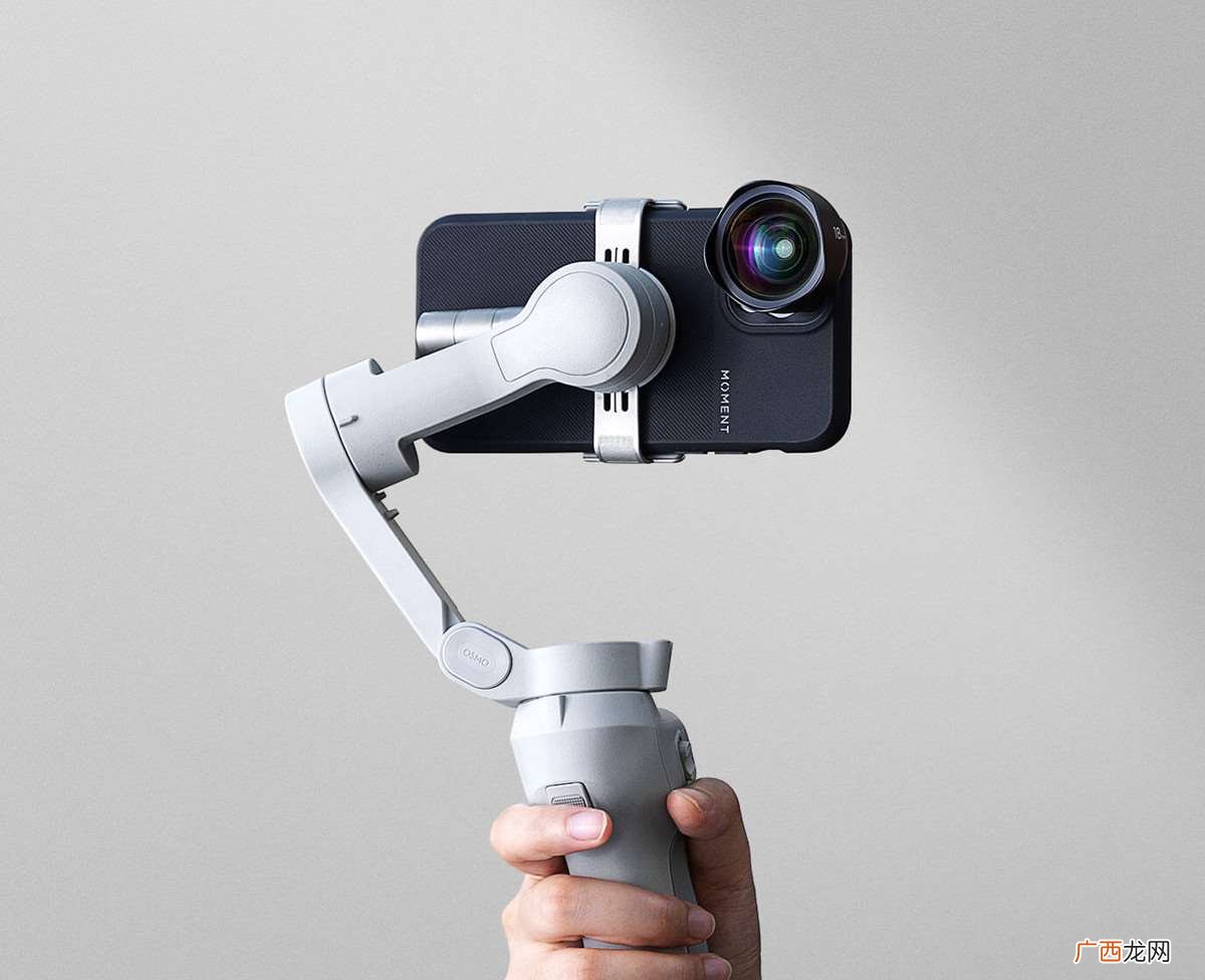 DJI OM 4手机云台稳定器，可将电影动作轻松地掌握在手中